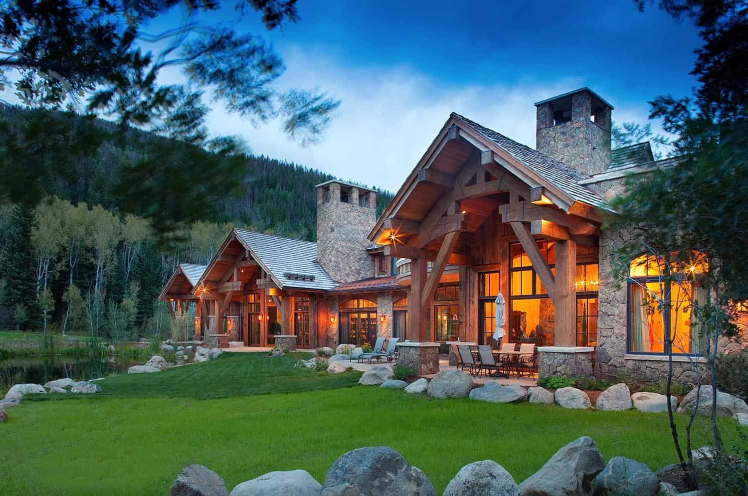 Покажи красивый домик. Шале Тимбер-фрейм. Комбинированный дом Тимбер фрейм. Особняк Шале Колорадо. Стиль Адирондак.