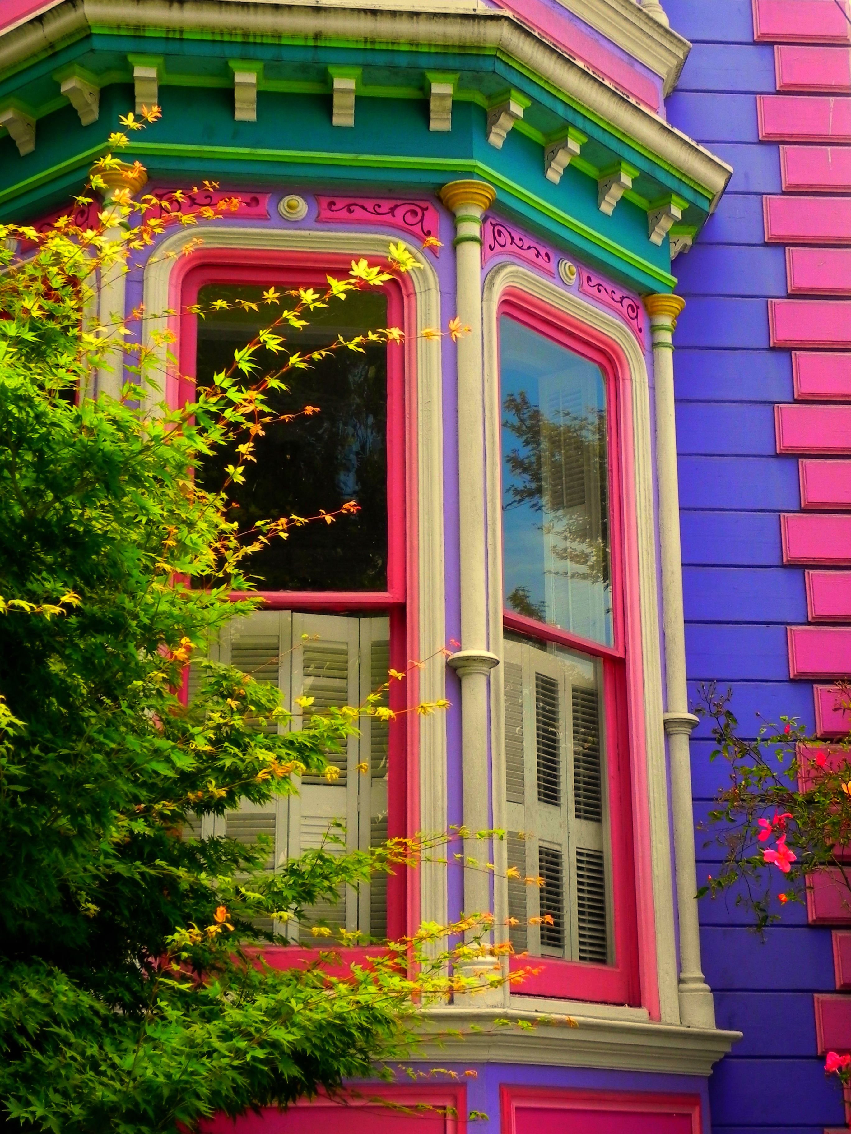 Colorful houses. Разноцветный дом. Яркие фасады домов. Разноцветные фасады домов. Цветной красивый дом.