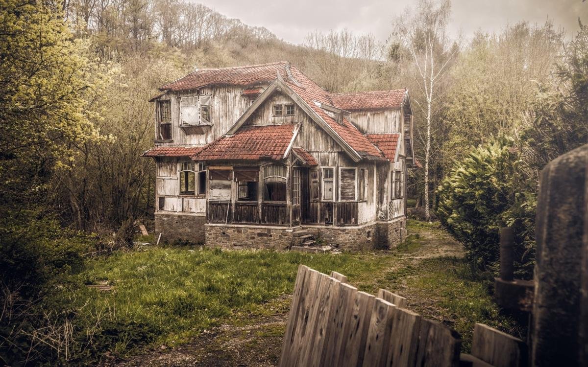 Заброшенный деревенский дом