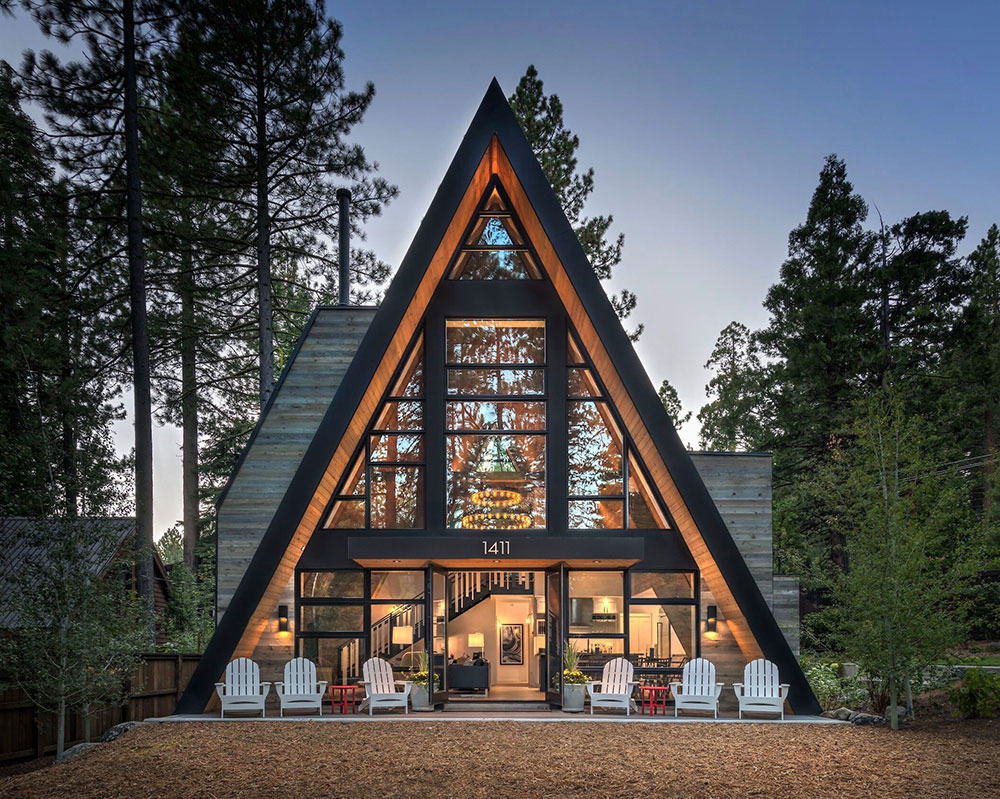 Треугольный деревянный дом