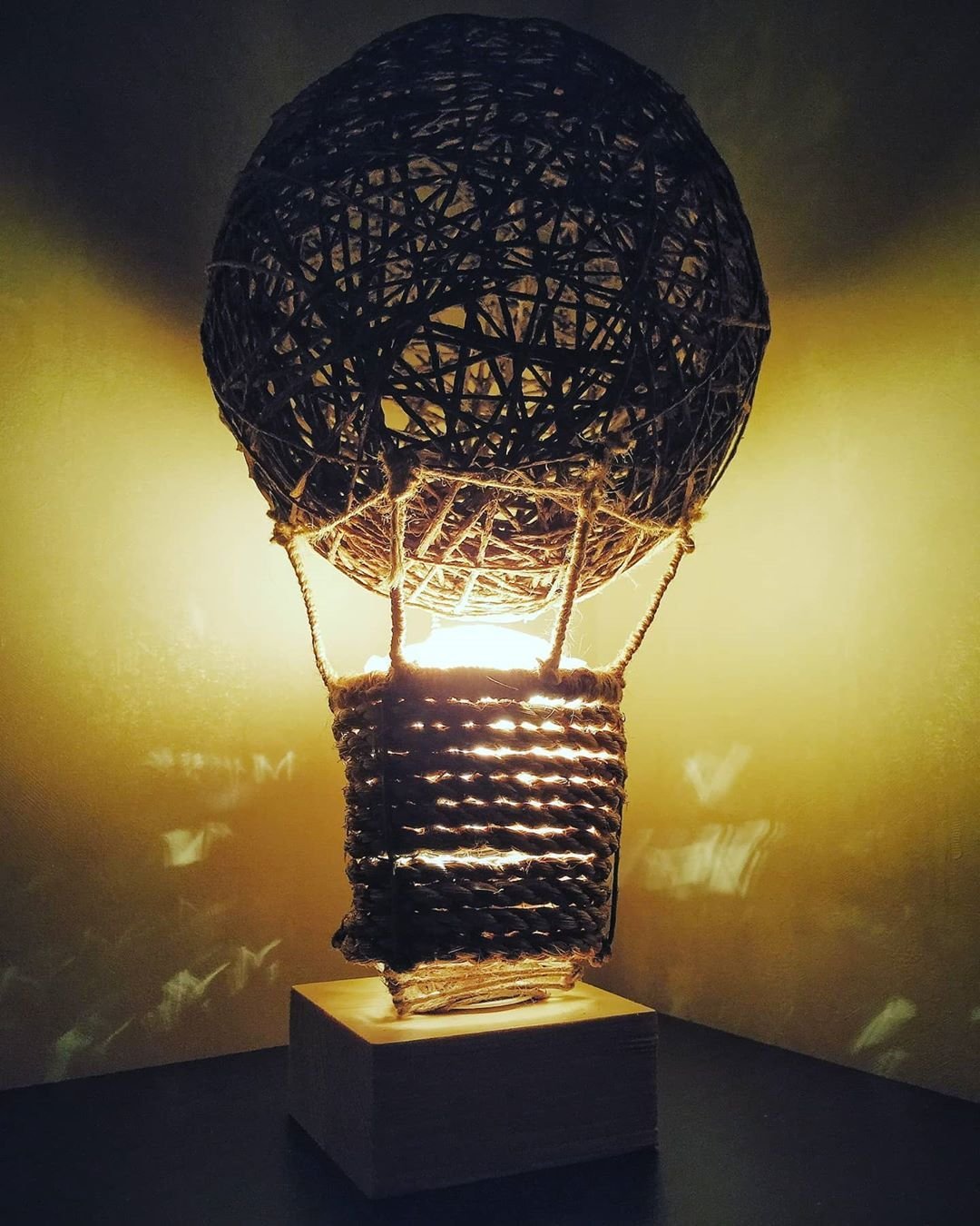 Настольная лампа своими руками из подручных материалов