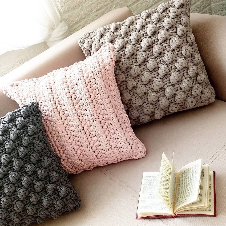Диванные подушки – отличные идеи украшения интерьера с фото