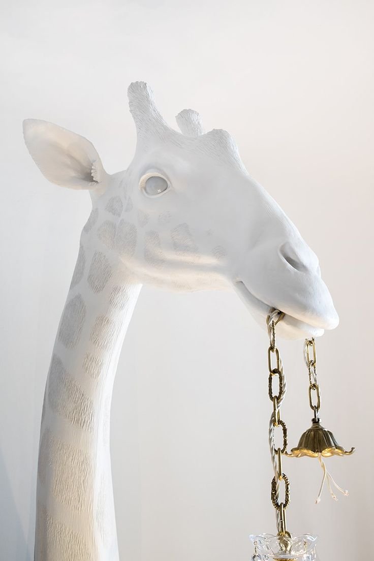 Жираф с люстрой
