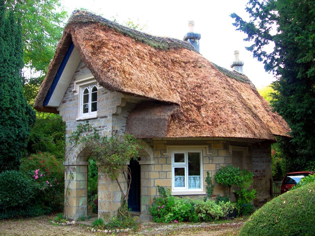 Старинный дом под домом. Коттедж в Англии с соломенной крышей. Соломенные крыши в Англии. Дома с соломенными крышами на Холме Ван Гог. Саманные мазанки.