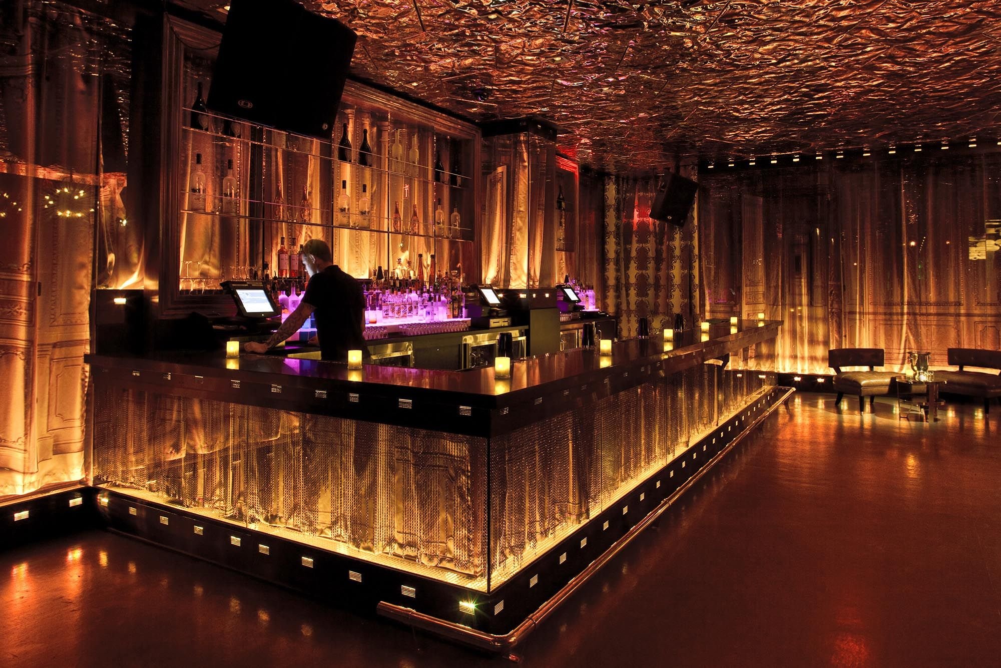 Дорогие бары. Ночной клуб в Лас Вегасе. Бар с подсветкой. Интерьер ночного клуба. Сцена в ресторане.