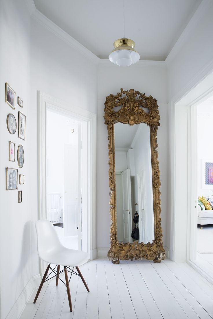 Зеркало в квартире купить. Винтажное зеркало в интерьере. Ажурное зеркало в интерьере. Декор зеркалами в интерьере. Кружевное зеркало в интерьере.