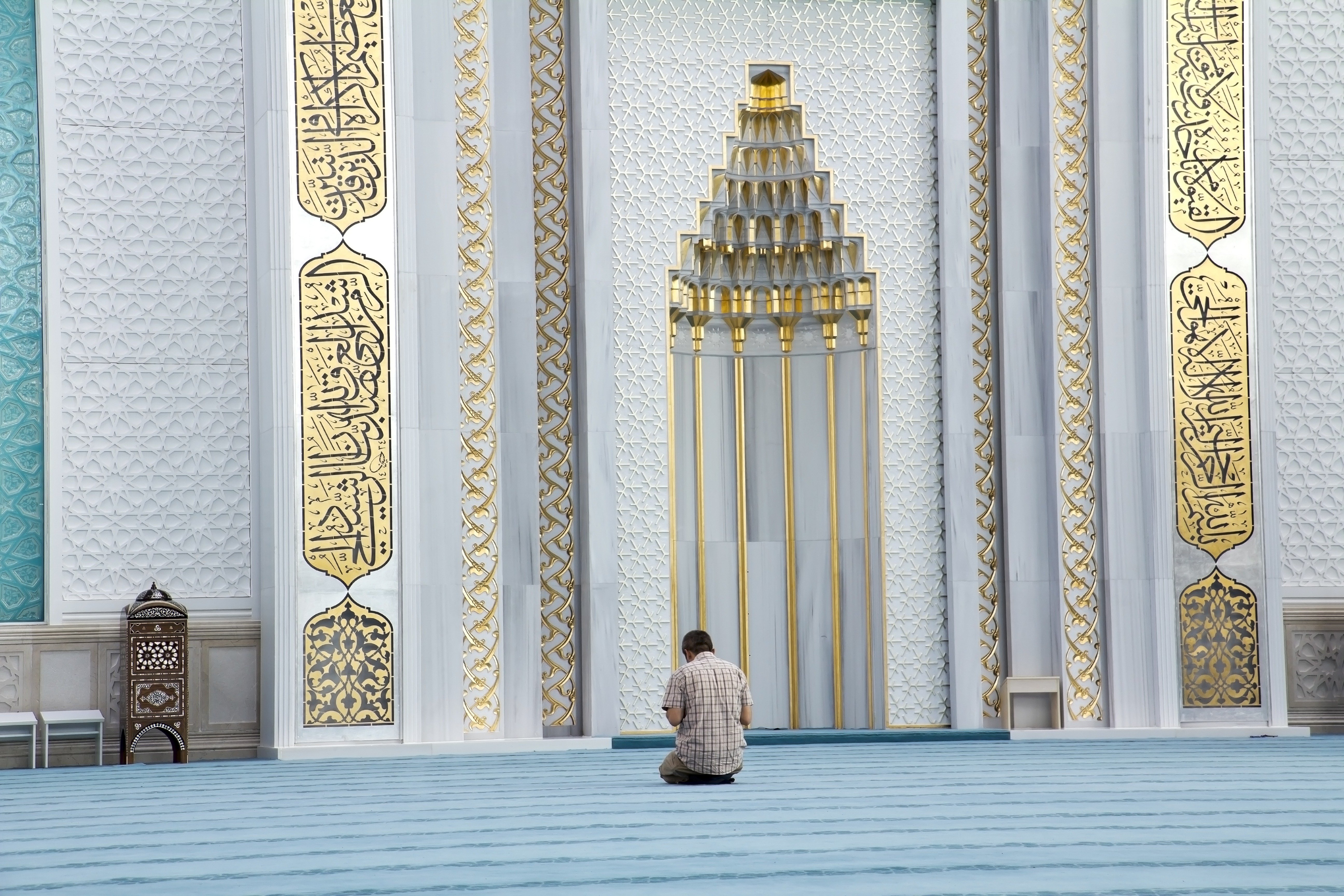 Mihrab ru. Мечеть в современном стиле. Интерьер мечети. Современный интерьер мечет. Интерьер современной мечети.