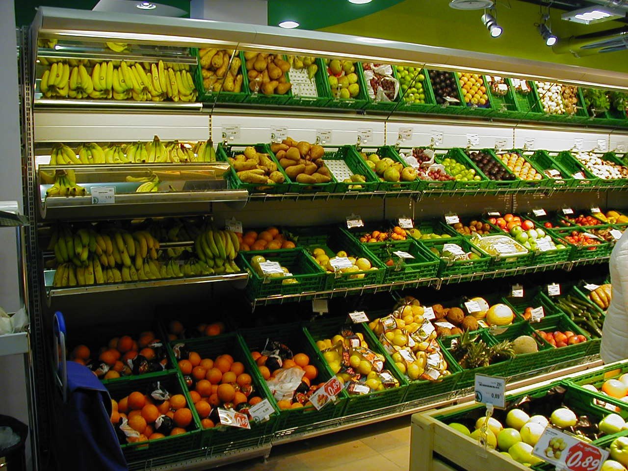 Как будет магазин овощей. Овощной прилавок. Выкладка овощей и фруктов. Стеллажи под овощи и фрукты. Оборудование для магазина овощи фрукты.