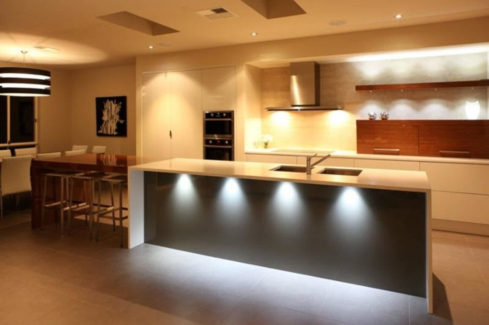 Верхняя подсветка кухни. Освещение на кухне. Декоративная подсветка кухни. Красивая подсветка кухни. Встроенные светильники на кухне.