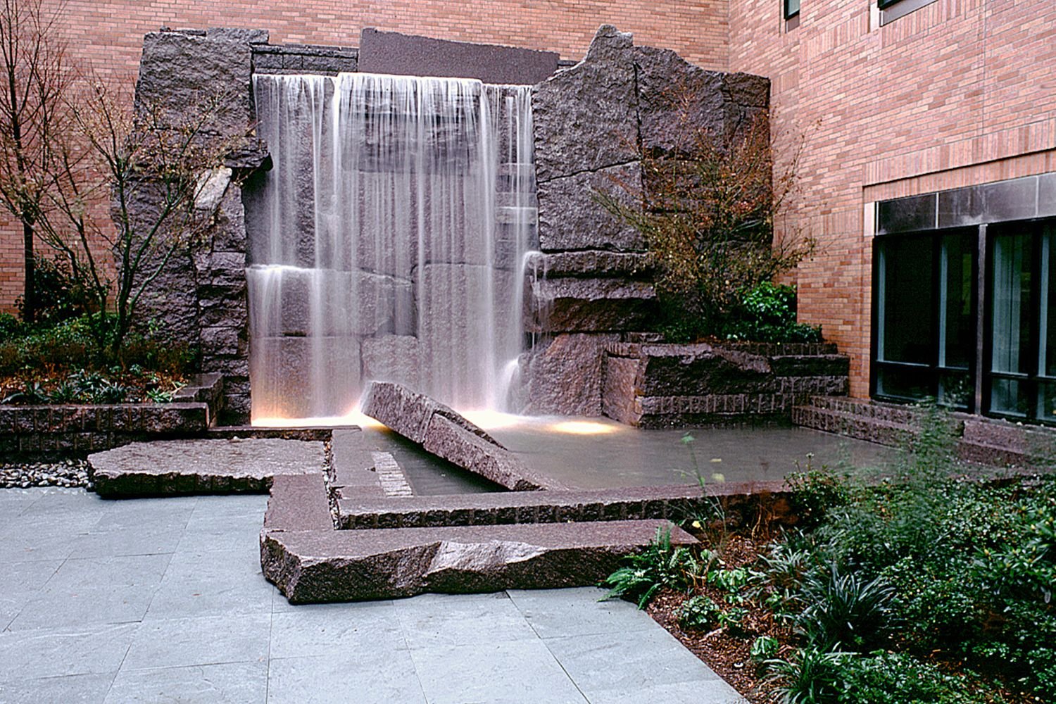 Садовые фонтаны скульптуры для водоемов от производителя.