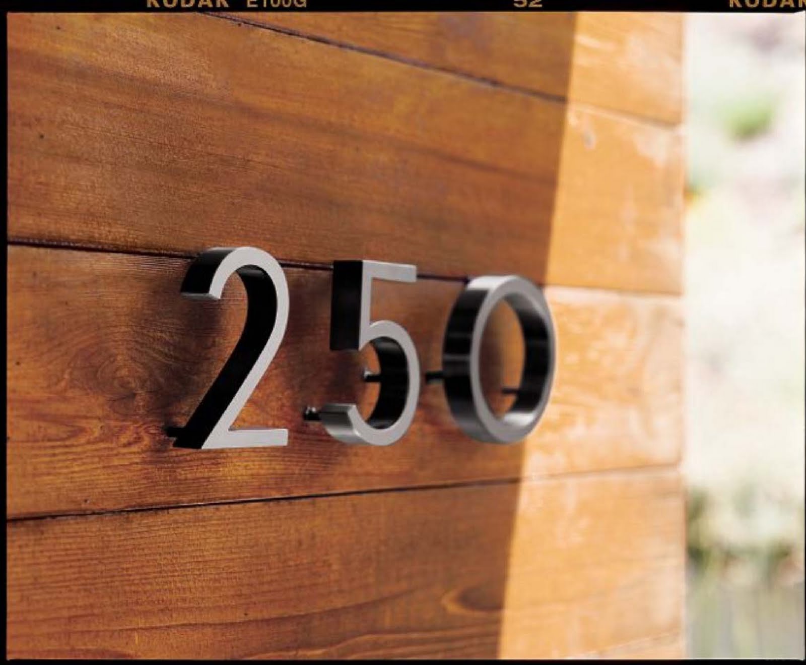 Цифры номера на двери квартиры