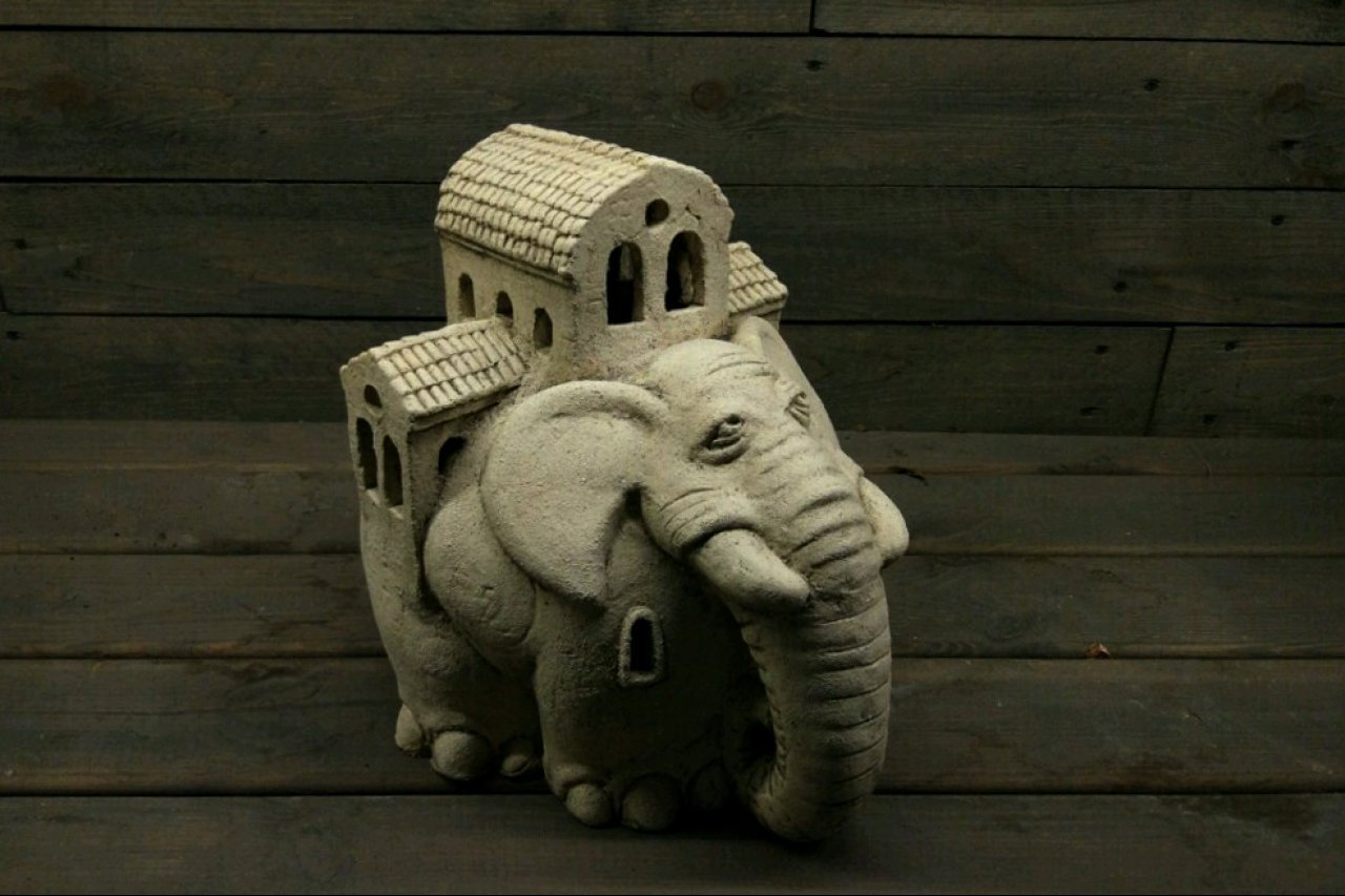 Дом слоник. Дом-слон на Новорязанском шоссе. Дом в виде слона на Новорязанском шоссе. Дом слон Островцы.