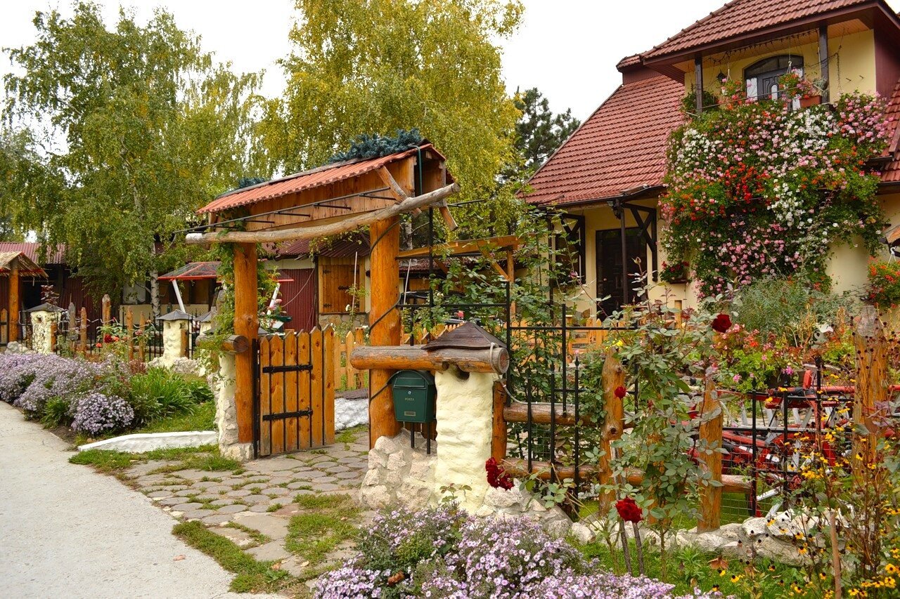 Старый провинциальный жилой дом с зеленым фасадом в молдове