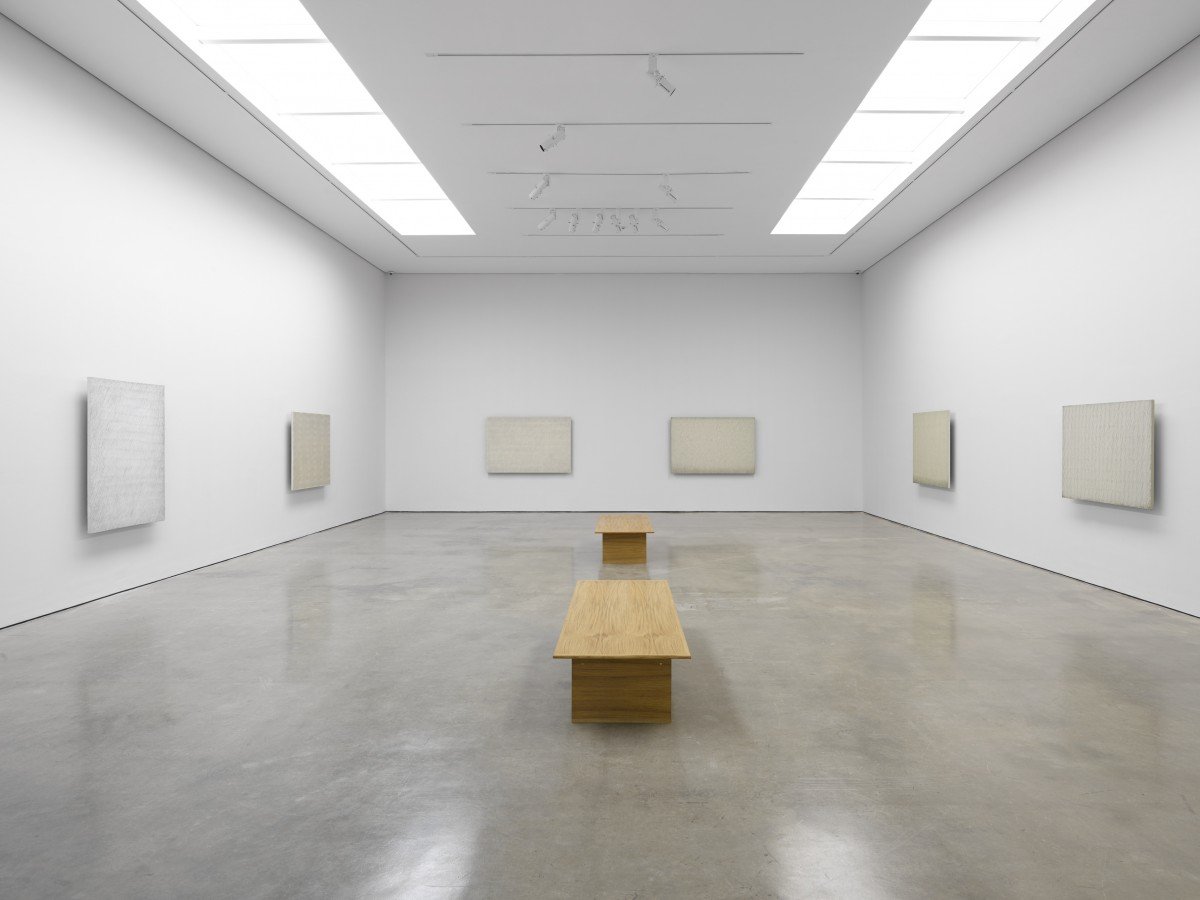 Галерея куба. Галерея белый куб. Пустое выставочное пространство. Белый куб галерея в Лондоне. Белый интерьер музея.