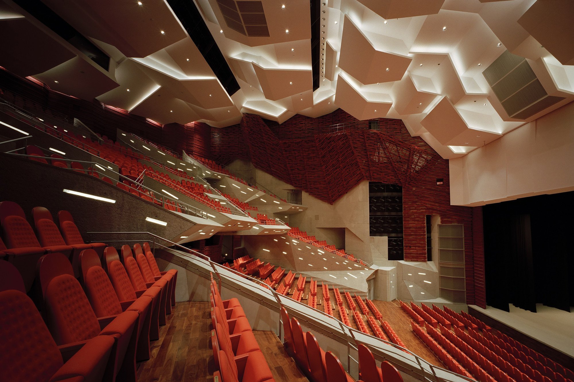 Небольшой концертный зал. Культурный центр от Chiaki Arai Urban and Architecture Design.. Интерьер концертного зала. Современный зрительный зал. Фойе современного театра.