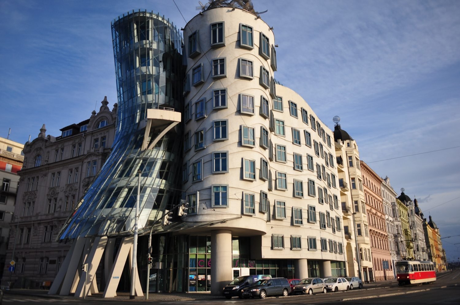 Dancing house. Джинджер и Фред Прага. Джинджер и Фред здание в Праге. Танцующий дом Прага Чехия. «Танцующий дом – Джинджер и Фред», Прага, арх. ф. Гэри.