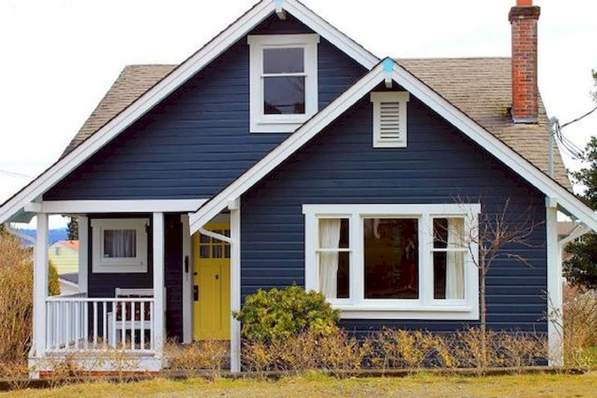 Голубой дом с коричневой крышей