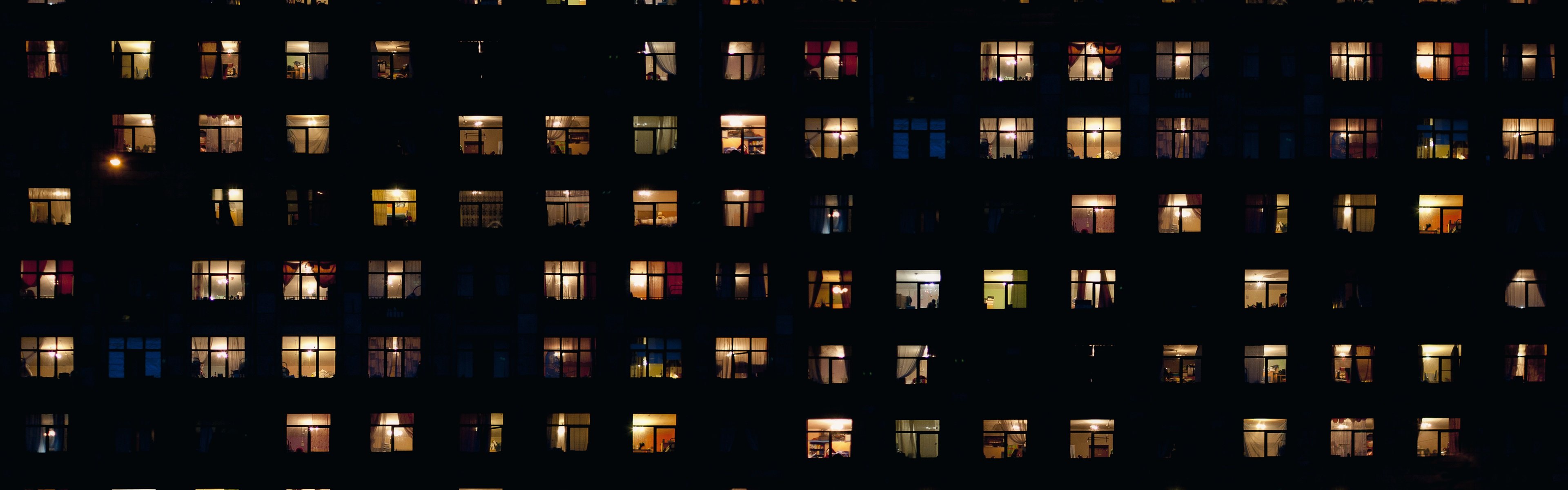 В окнах свет и нет войны. Вечерние окна домов. Ночные окна домов. Многоэтажный дом ночью. Свет в окнах домов.