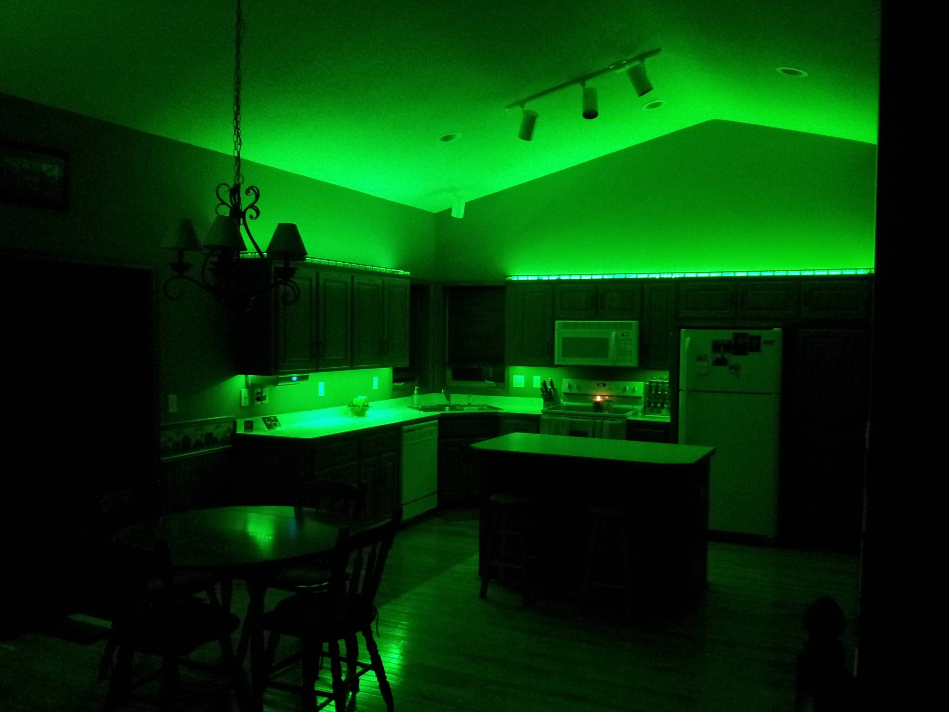Подсветить зеленым. Грин Лайтс светодиодное освещение. Светодиодная лента в комнате. Комната с зеленой подсветкой. Неоновое освещение.