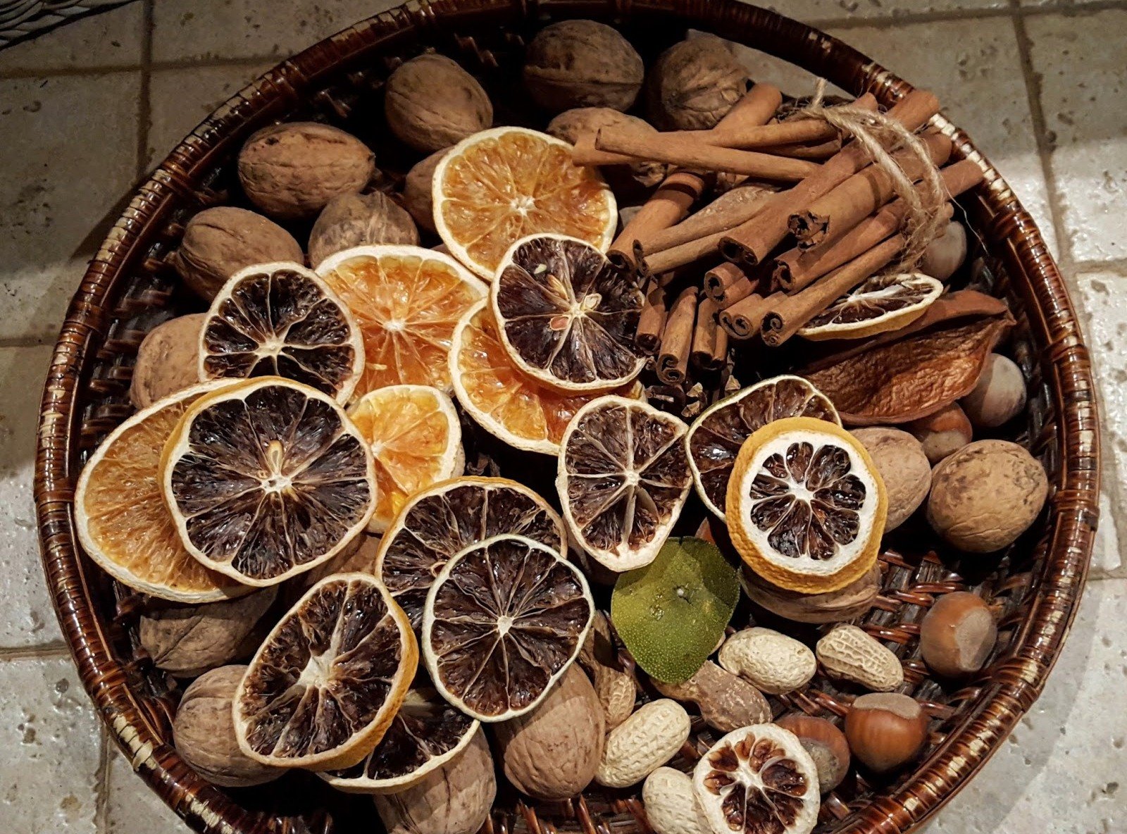 Поделки из сушеных апельсинов и шишек: идеи по изготовлению своими руками (71 фото)
