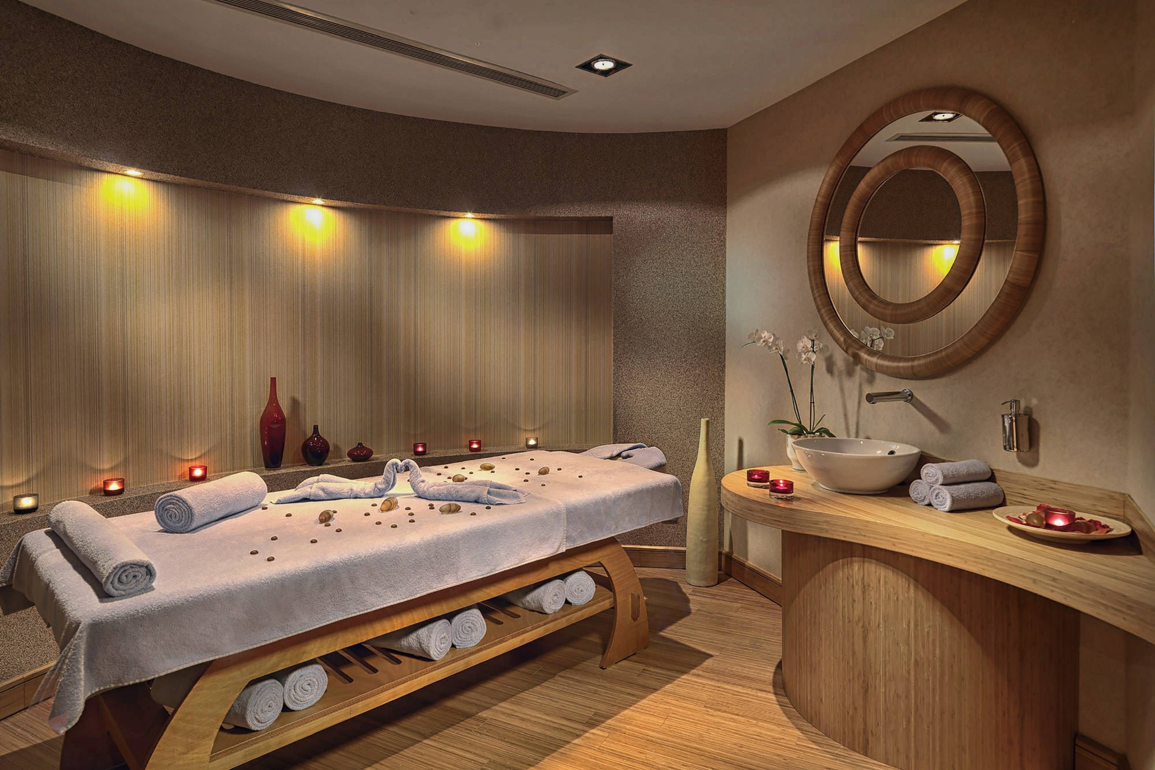 Массажный зал. Спа салон отель Марриотт. Истанбул Spa Salon. Комната для массажа. Интерьер массажного кабинета.