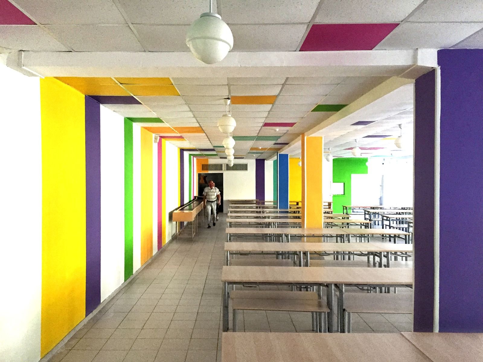 Лучшие примеры школ. Интерьер школьной столовой. Современная школа интерьер. Разноцветные стены в школе. Интерьер школьного коридора.