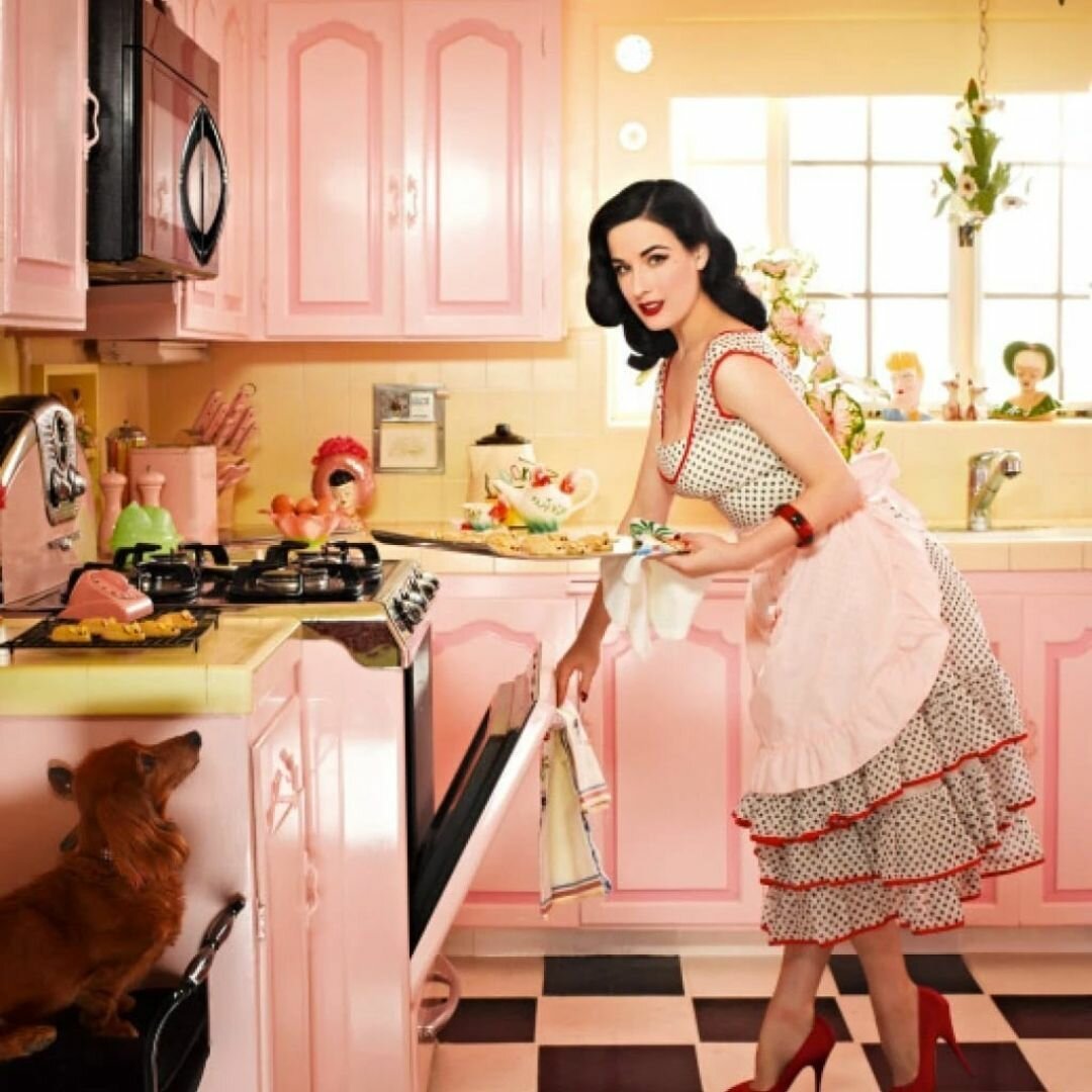 Домохозяйка на кухне