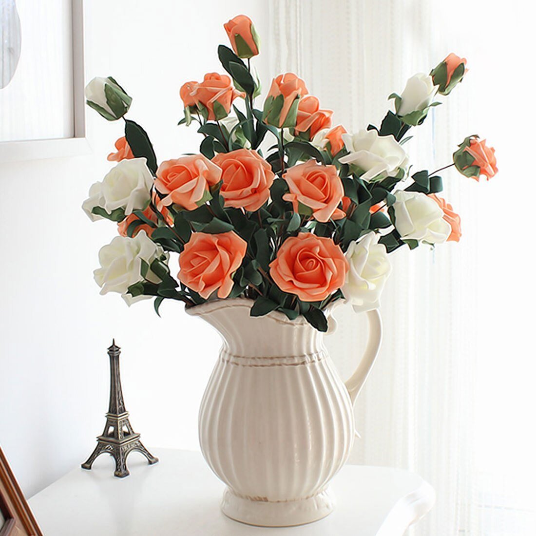 Букет цветов в вазе дома