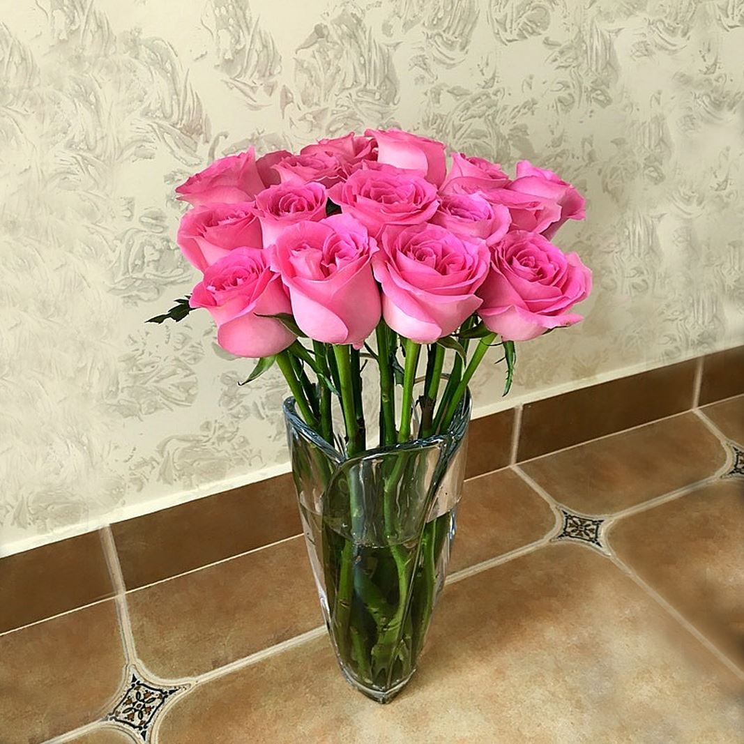 Условия для роз в вазе. Букет в вазе. Букет роз в вазе. Цветы в вазе на столе. Букет на столе.