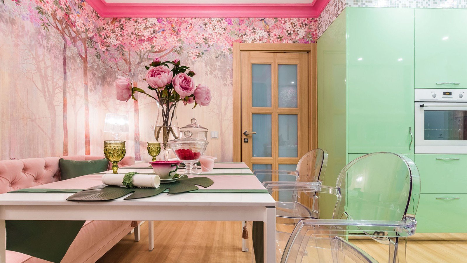 Розово зеленые обои. Розовая кухня в интерьере. Розовые стены на кухне. Яркие обои для кухни. Сочетание розового и зеленого в интерьере.