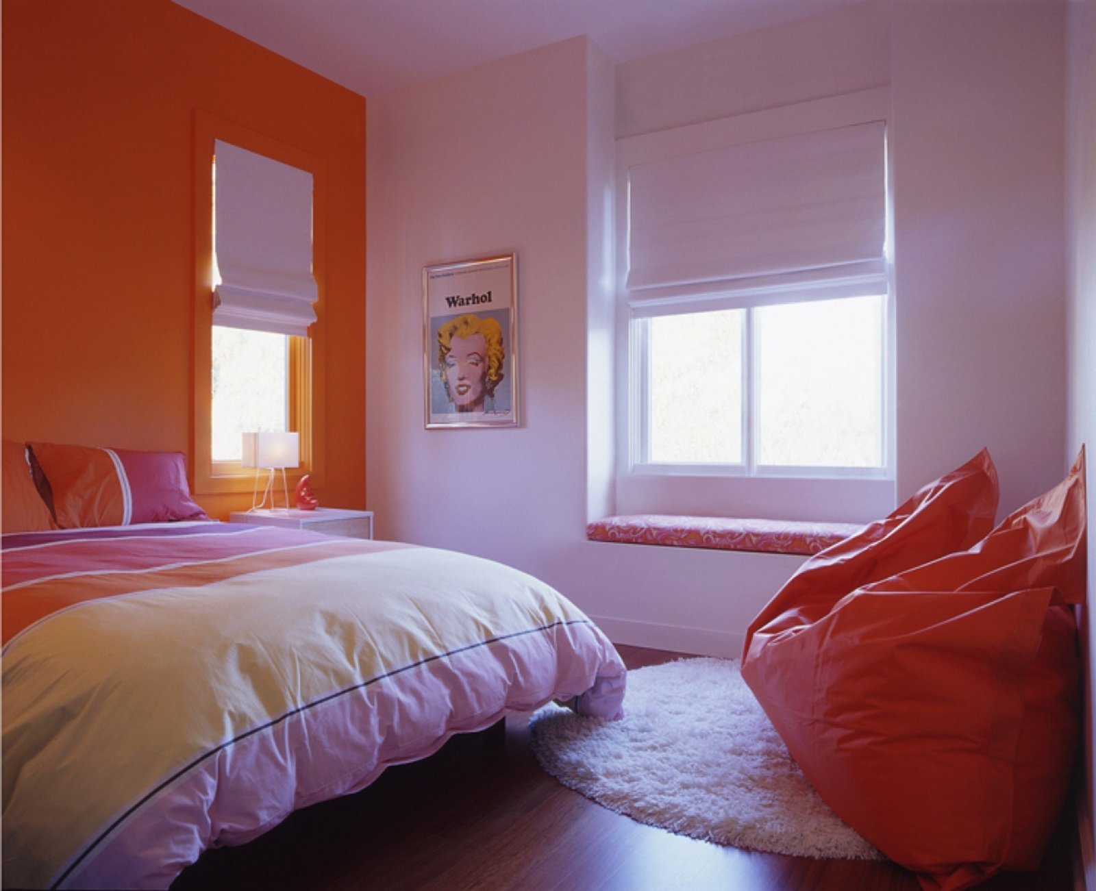 Сделай тепло в комнате. Интерьер в оранжевых тонах. Спальня в оранжевых тонах. Оранжевый в интерьере спальни. Оранжевые стены в спальне.