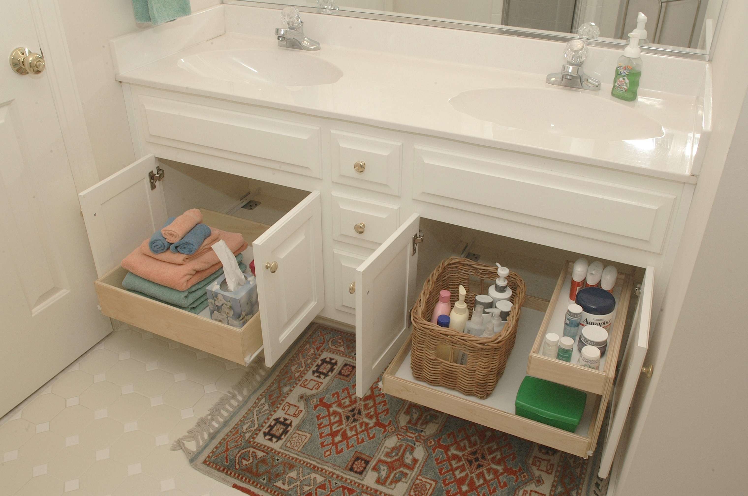 Полки тумба ванна. Ящик в ванную комнату. Организация пространства в ванной комнате. Шкаф под раковину в ванной. Ящик под раковиной в ванной.