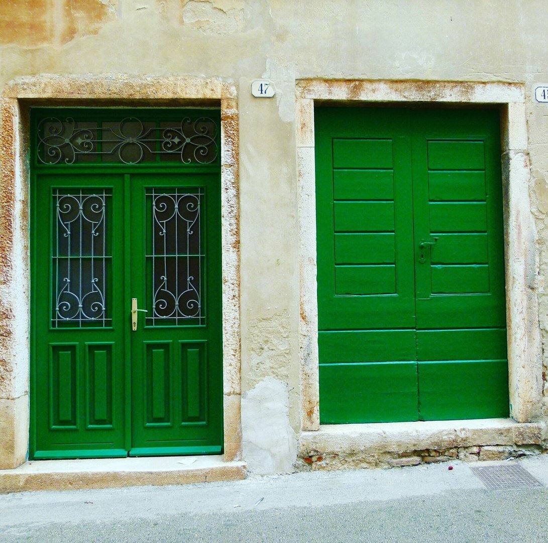 Green door. Зеленая дверь. Зеленая деревянная дверь. Зеленые двери межкомнатные. Зеленая входная дверь.