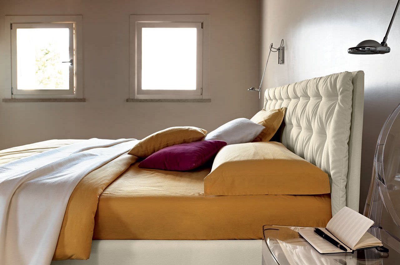 Как сделать красивую комнату в боку боку. Кровать. Кровать с боку. Кровать вид сбоку. Спальня с боку.