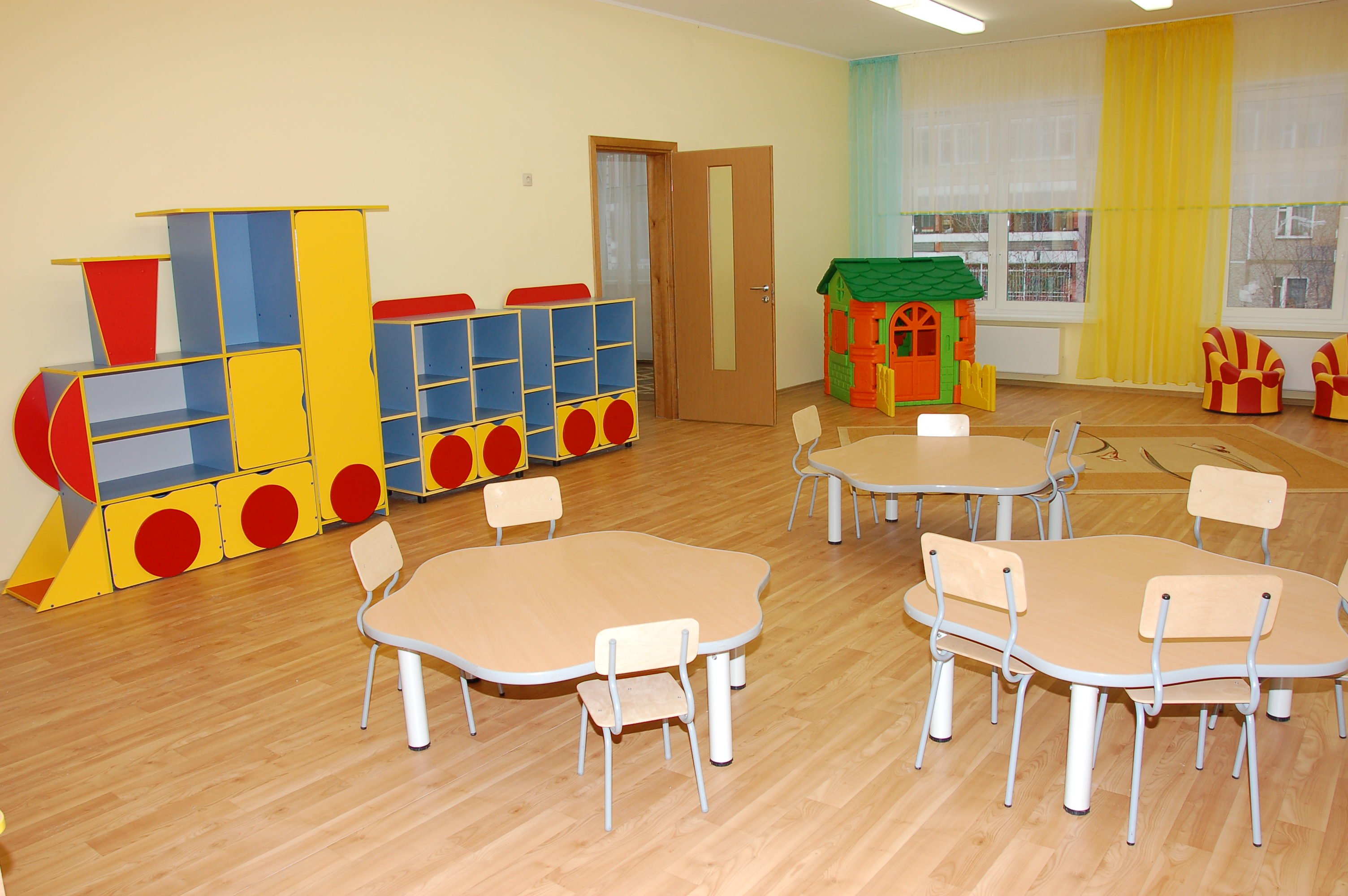 Нужно место в детском саду. Мебель для детского сада. Мебель для детского садика. Мебель для группы детского сада. Столы в группе детского сада.