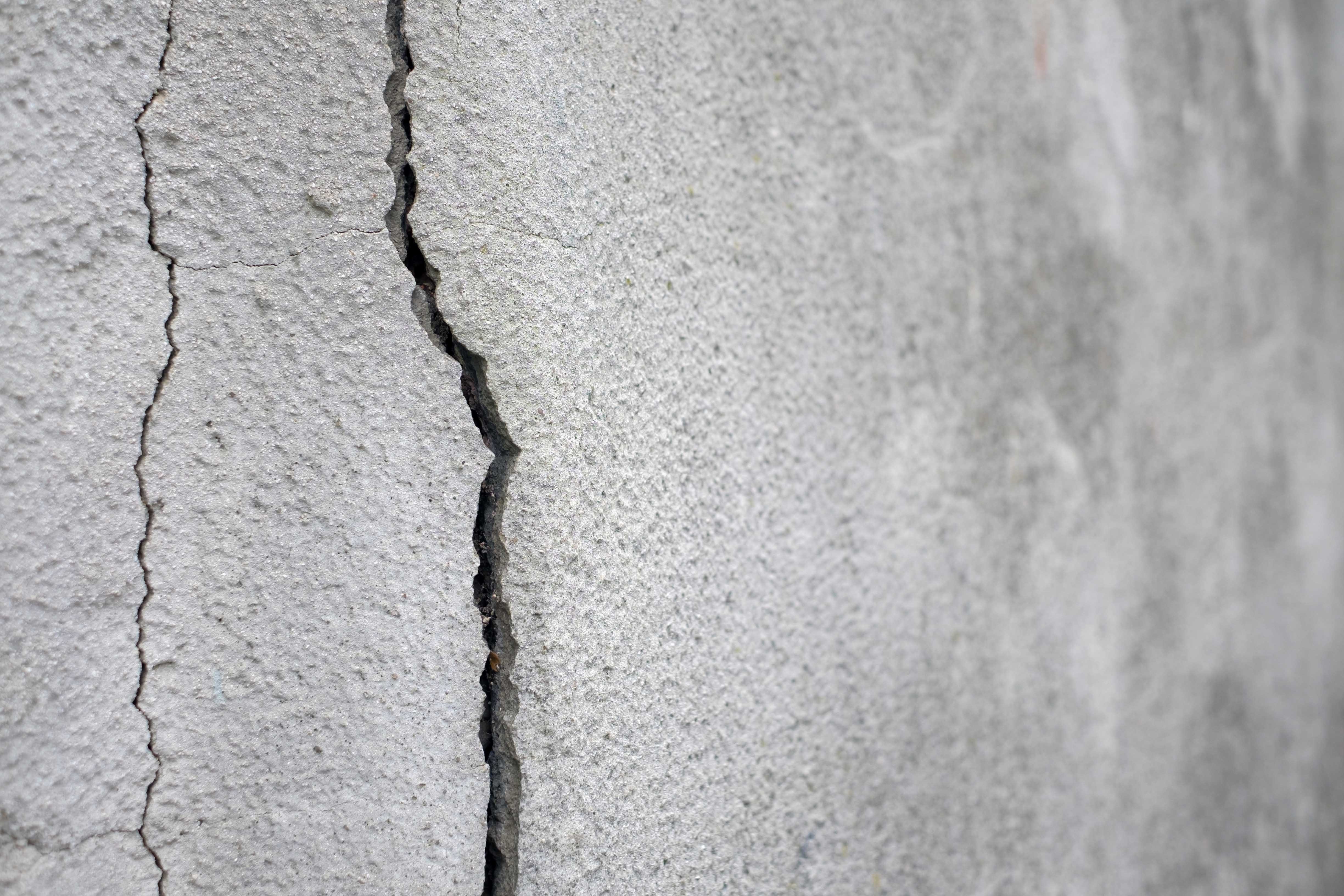 Опасные трещины. Волосяные усадочные трещины. Трещина в стене. Бетонная стена с трещинами. Щели в бетоне.