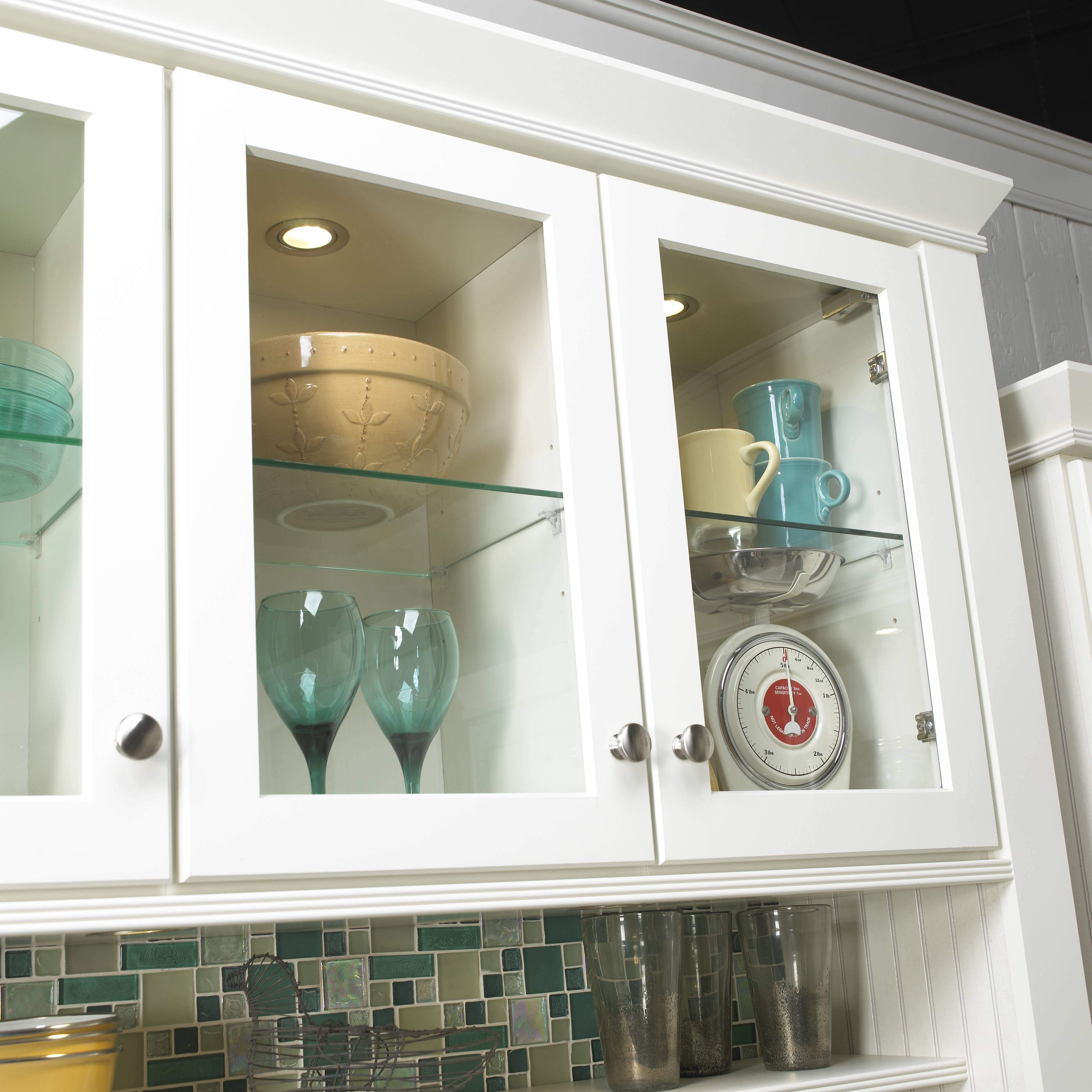 Cupboard glass fridge cooker. Кухонные шкафы со стеклянными дверцами. Стеклянный шкаф на кухне. Навесной шкаф на кухню. Навесные шкафы для кухни со стеклом.