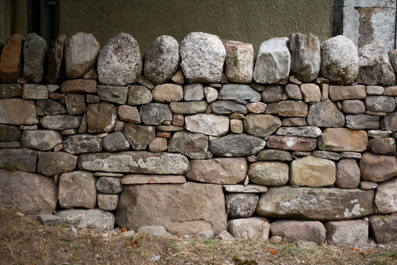 Как сделать камни дома. Стена габион бутовый камень. Террасирование бутовым камнем. Стена из бутового камня. Стена из валунов.