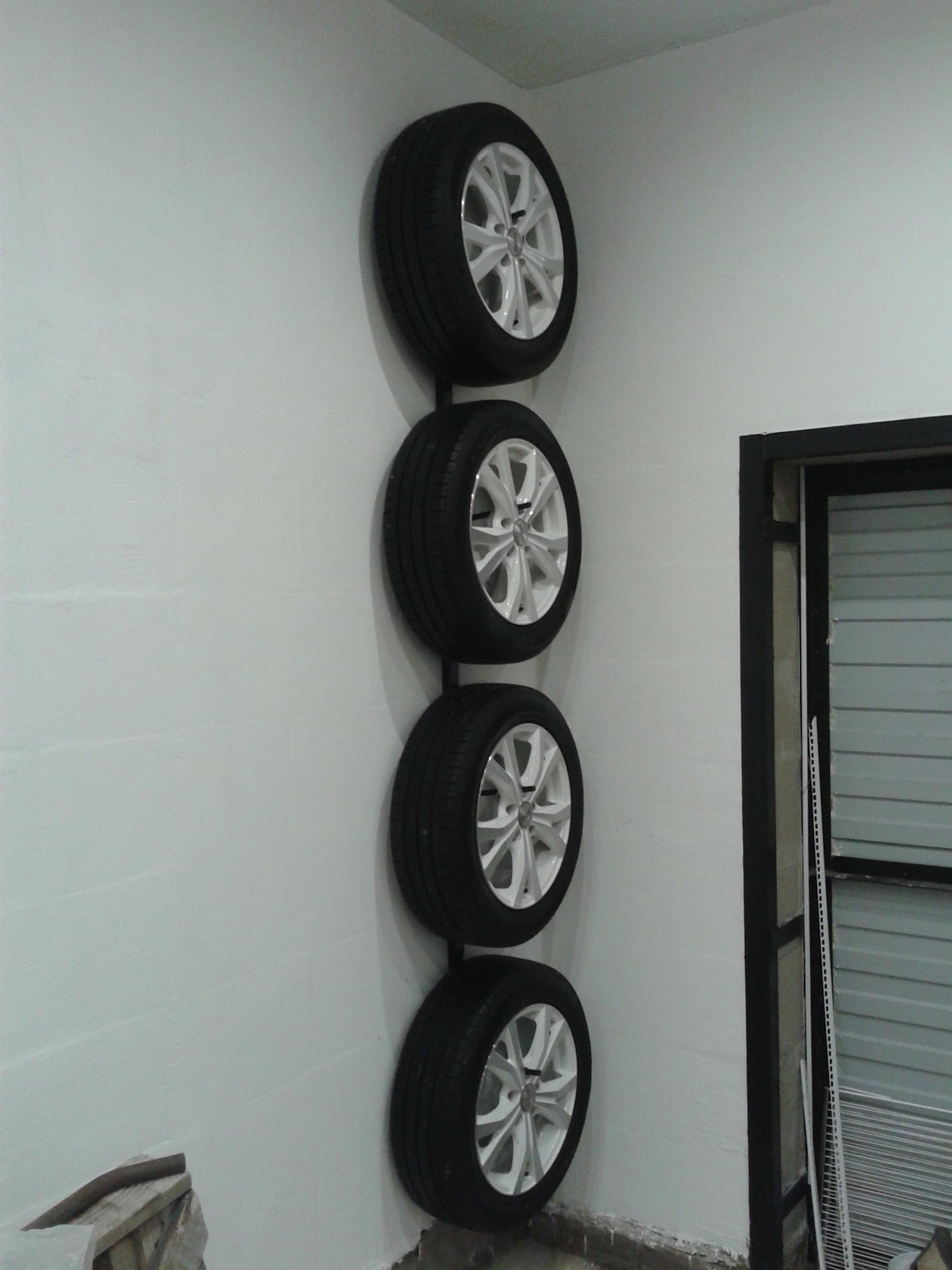 Кронштейн для колес на стену. Полка для автомобильных колес. Кронштейн для хранения колес в гараже. Стеллаж для колес в гараж. Полки для хранения колес в гараже.