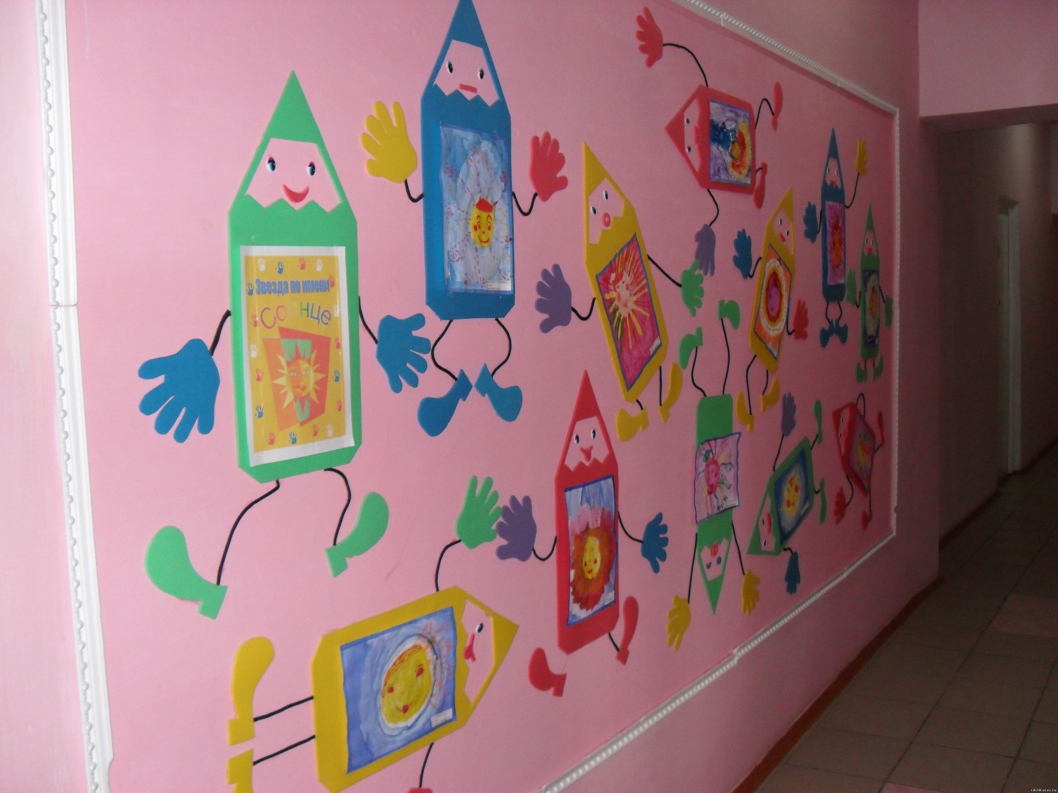 Оформление группы стены. Украсить стену в детском саду. Украшение коридора в детском саду. Украшение стены детский сад коридор. Декор стен в ДОУ.