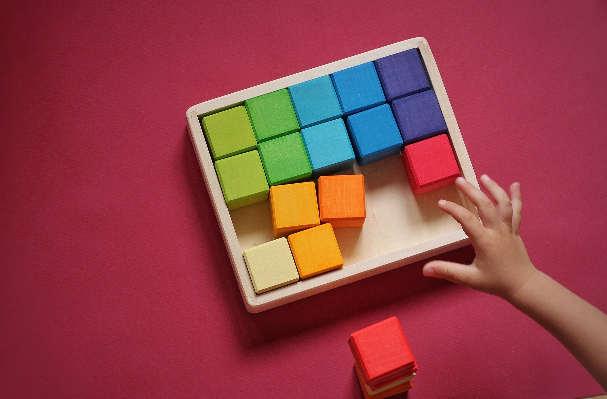 Игра кубики вниз. Радужные кубики. Разноцветные детские кубики 3д. Кубик "Радужный". Радужные друзья кубики.