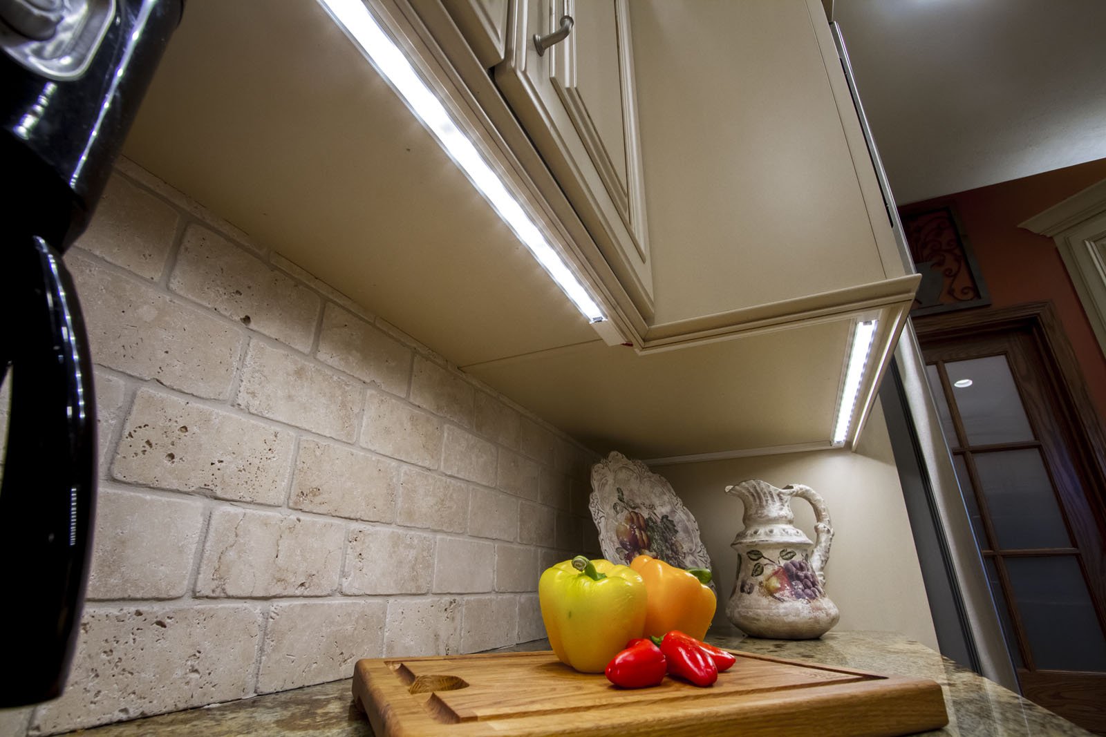 Подсветка кухни какая лучше. Подсветка для кухни. Подсветка под кухонными шкафами. Подсветка для кухни под шкафы. Подсветка столешницы.