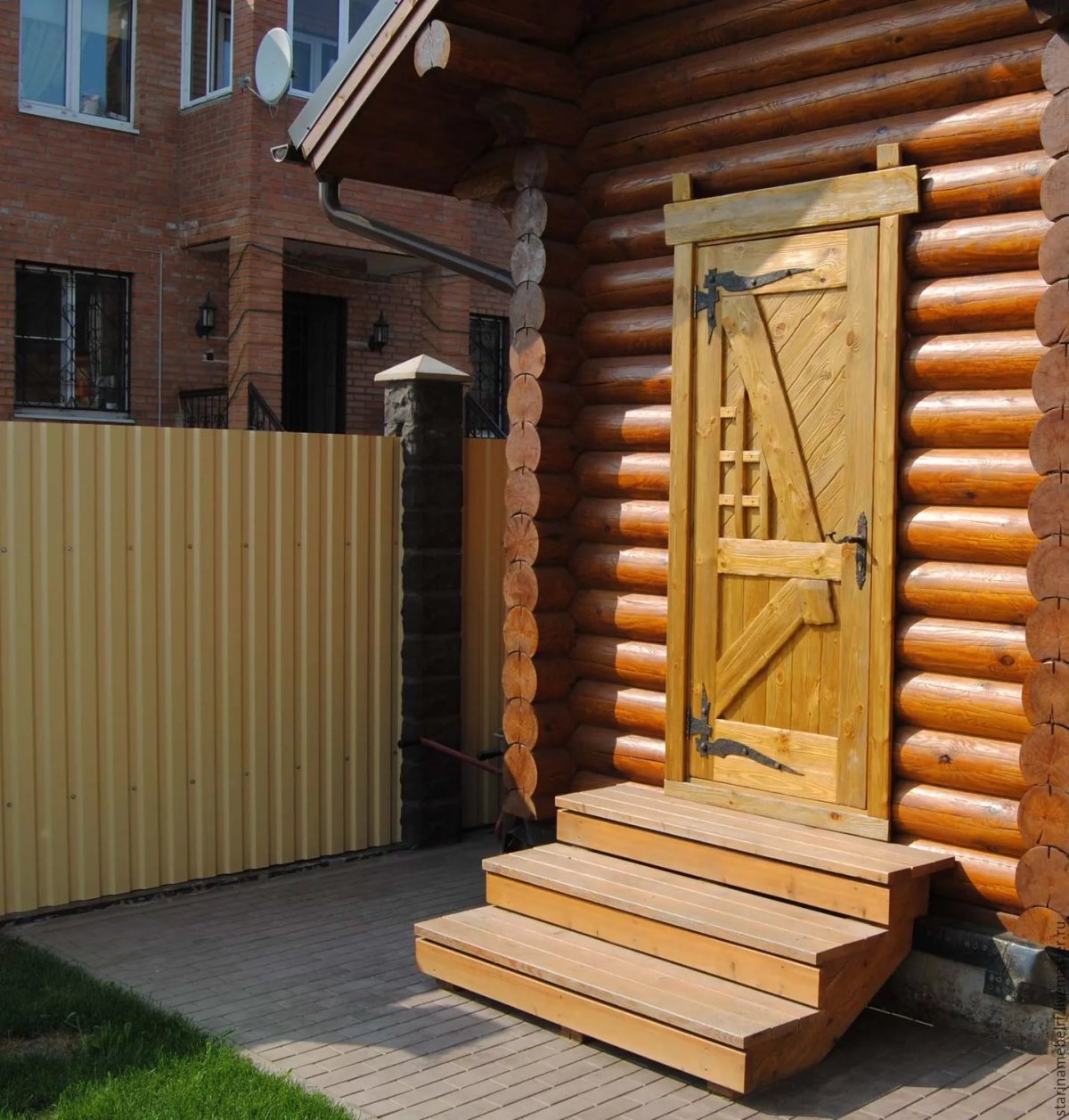 Входная дверь в деревянный дом уличная