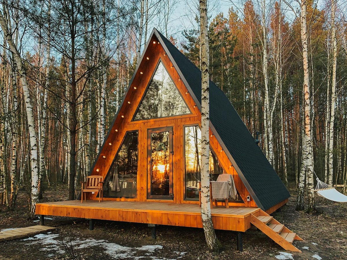 Треугольные домики в лесу подмосковье
