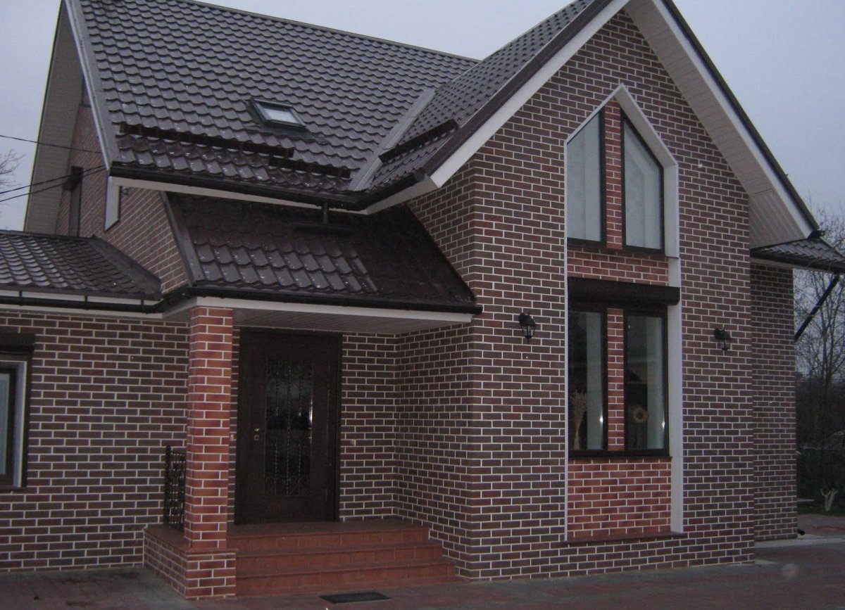 Фасад дома из коричневого кирпича
