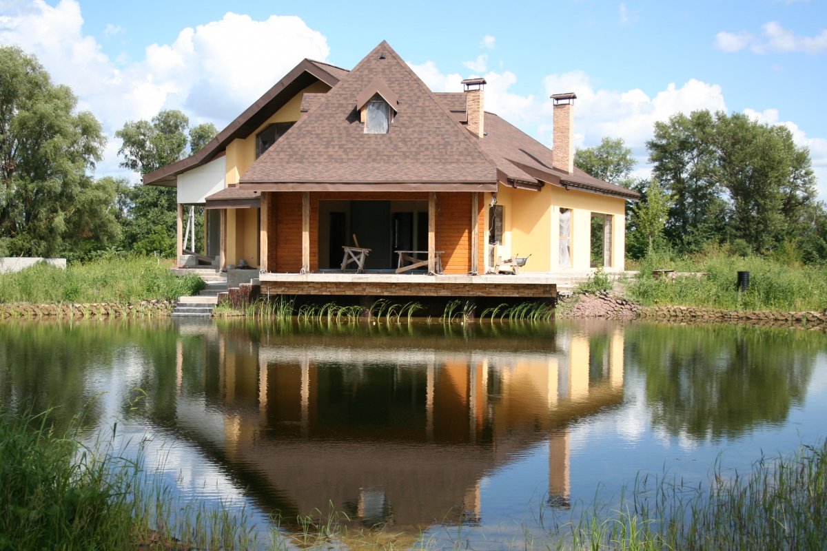 Дом возле болота