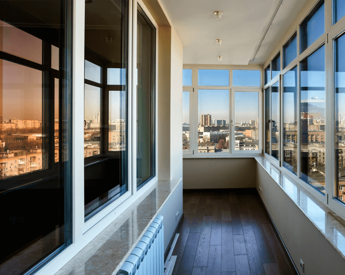 Панорамные окна на балконе в квартире