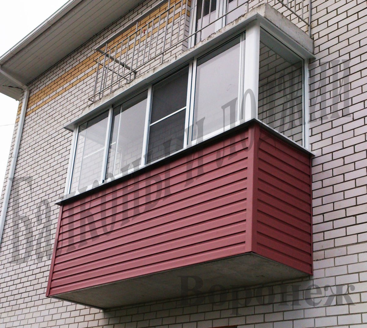 Красный балкон