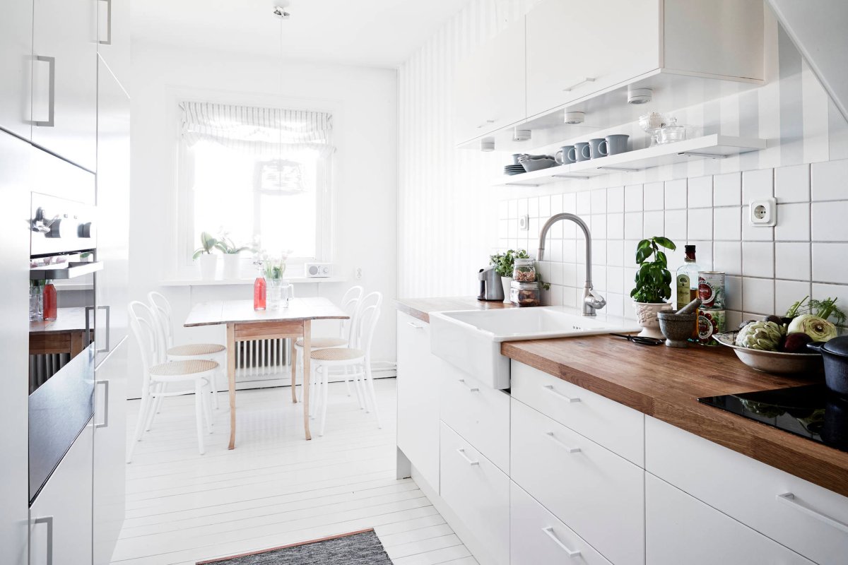 Интерьер белой кухни в современном стиле