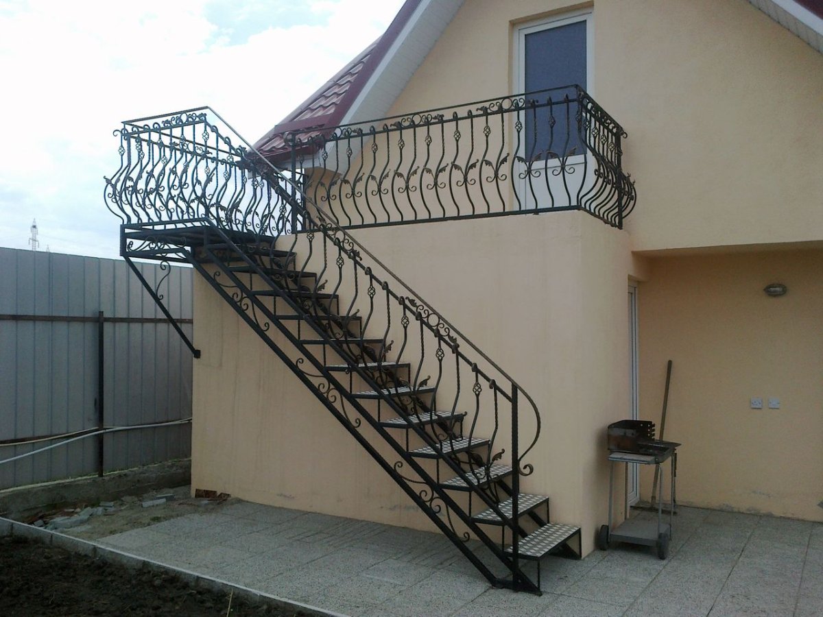 Уличная металлическая лестница на второй этаж
